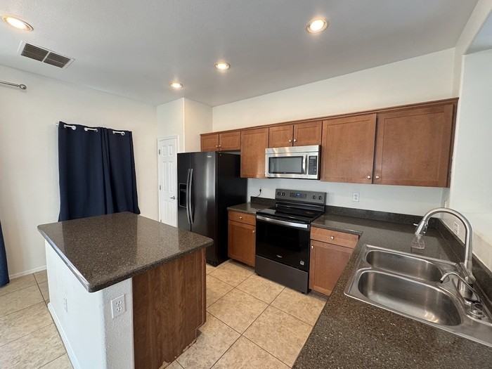 21109 E Munoz St - Photo 3 of 38