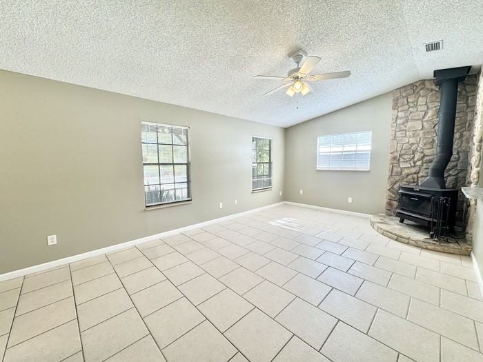 5313 Soundview Ave - Photo 2 of 10