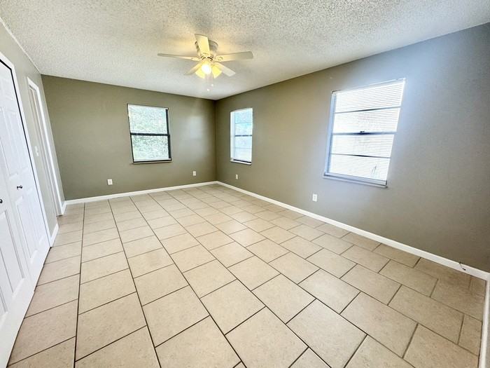 5313 Soundview Ave - Photo 5 of 10