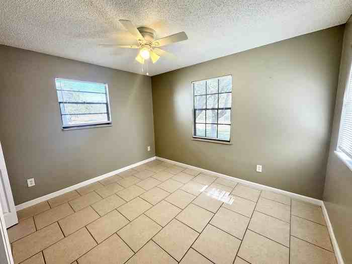 5313 Soundview Ave - Photo 7 of 10