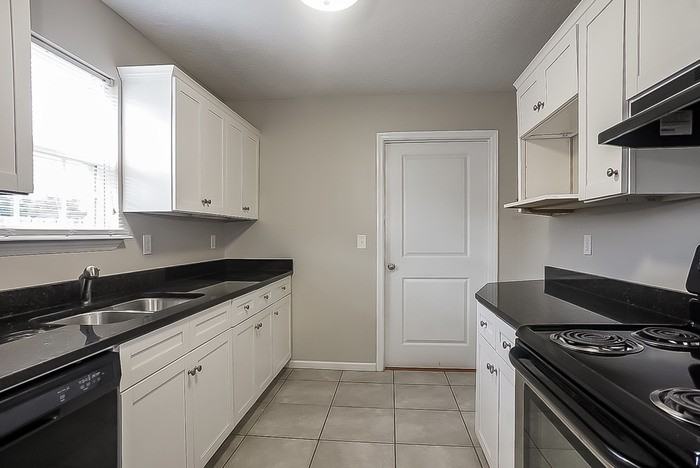 131 Barbara St - Photo 4 of 10