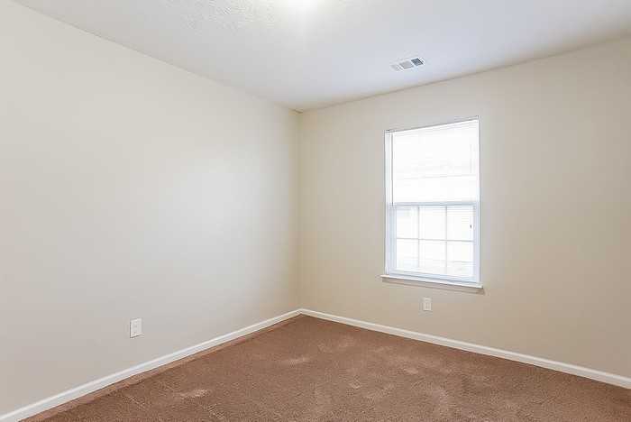 131 Barbara St - Photo 7 of 10