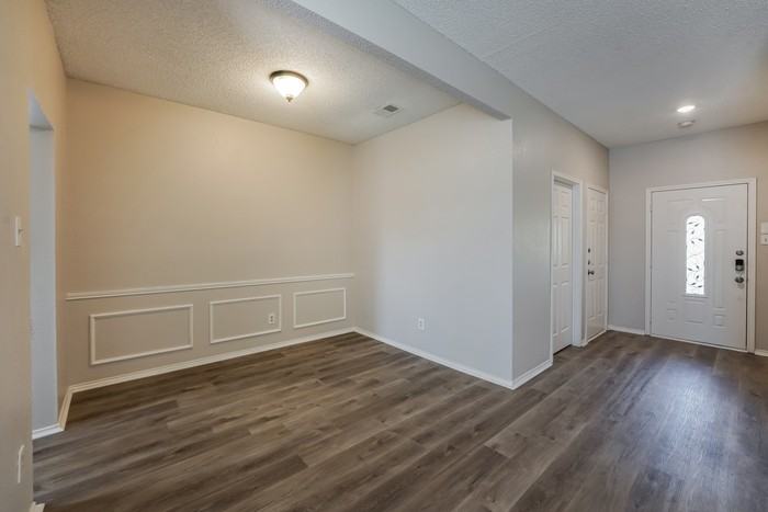 1005 Meadowbend Dr - Photo 4 of 20