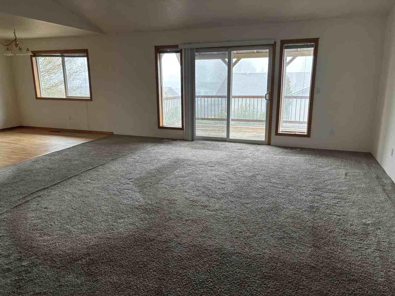 935 Nw Cooke Ave #NA - Photo 2 of 9