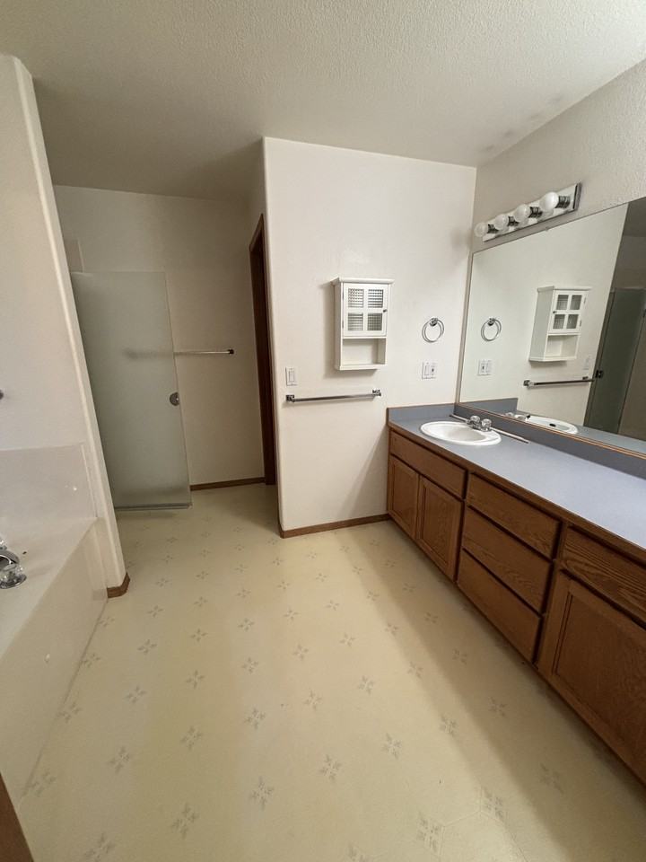 935 Nw Cooke Ave #NA - Photo 5 of 9