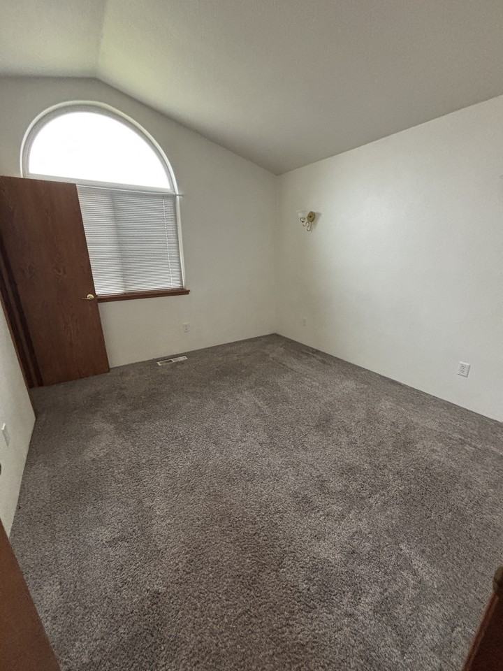 935 Nw Cooke Ave #NA - Photo 6 of 9