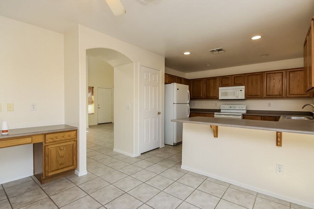 15122 W Polk St - Photo 4 of 15