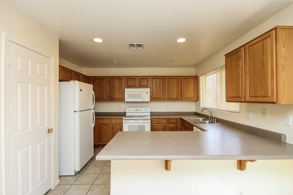 15122 W Polk St - Photo 5 of 15