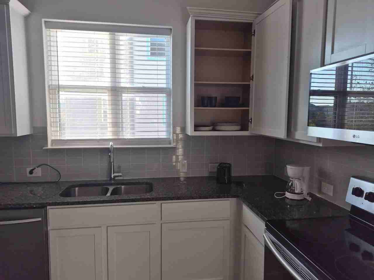 445 Leo Ln - Photo 2 of 21