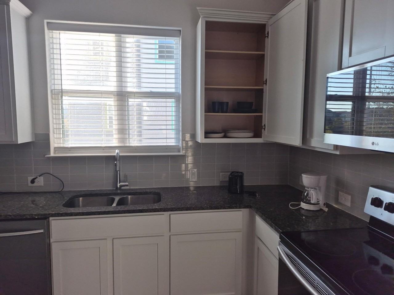 445 Leo Ln - Photo 3 of 21