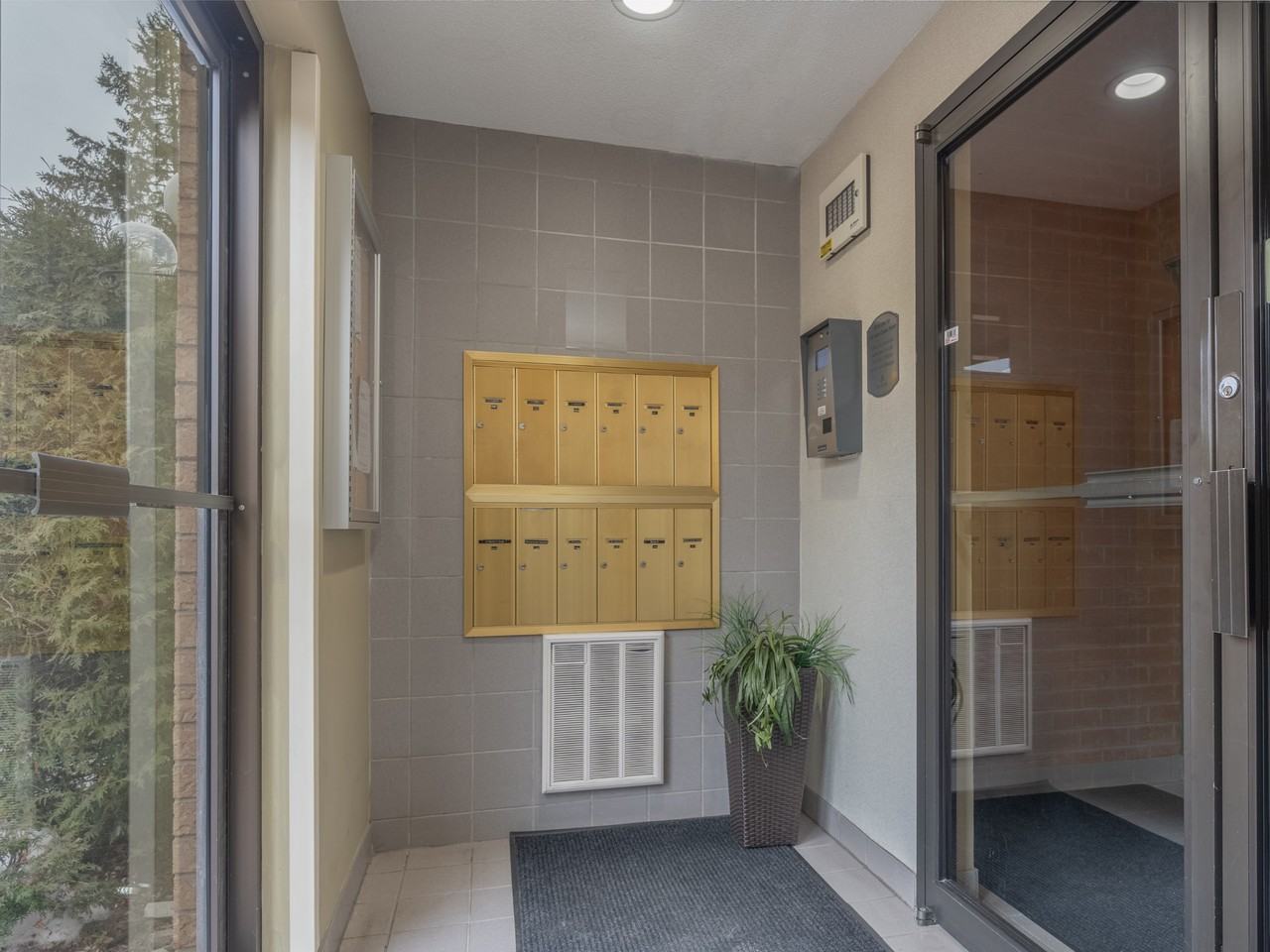 Place Notre Dame Apartments - Photo 3 of 23