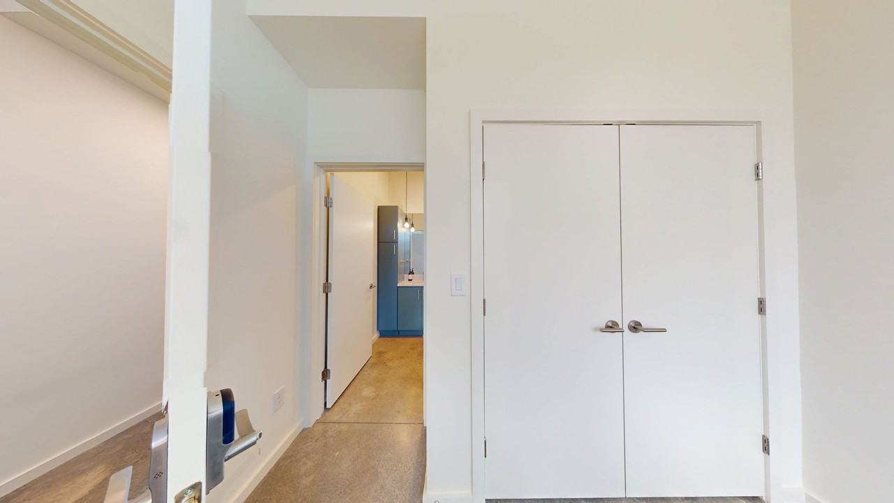 Private Room with Walk - Photo 6 of 50