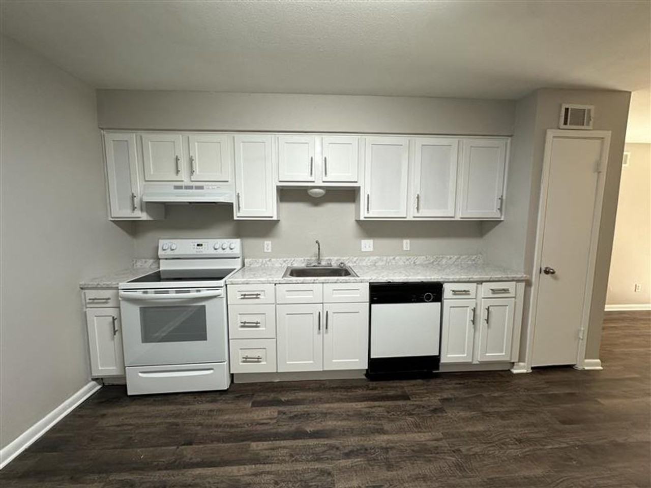 Welcome to Oxford Pointe Apartments – Comfortable Living with a Country Charm in Tyler, TX - Photo 7 of 50