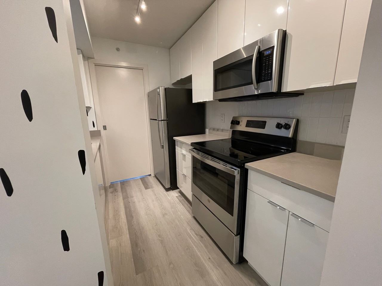 909 Mainland Street #409 - Photo 2 of 11