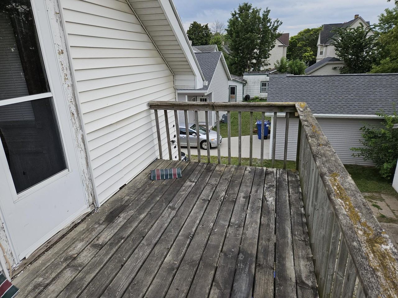 425 Monroe St Uppr - Photo 3 of 28