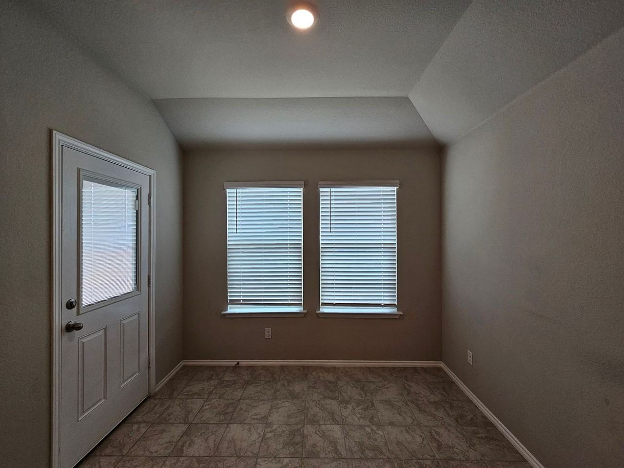 1305 Lindsey Dr - Photo 4 of 17