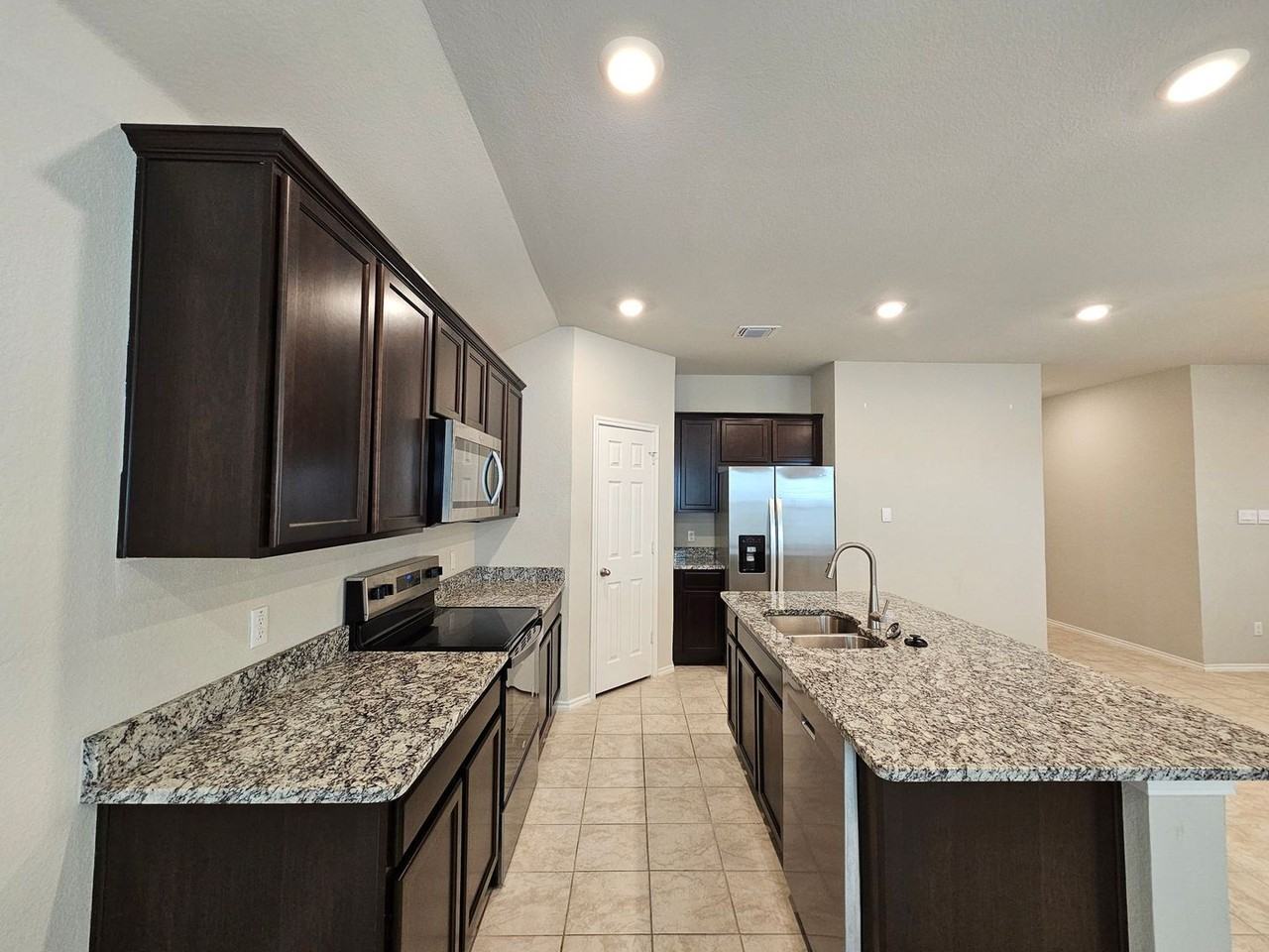 1305 Lindsey Dr - Photo 5 of 17