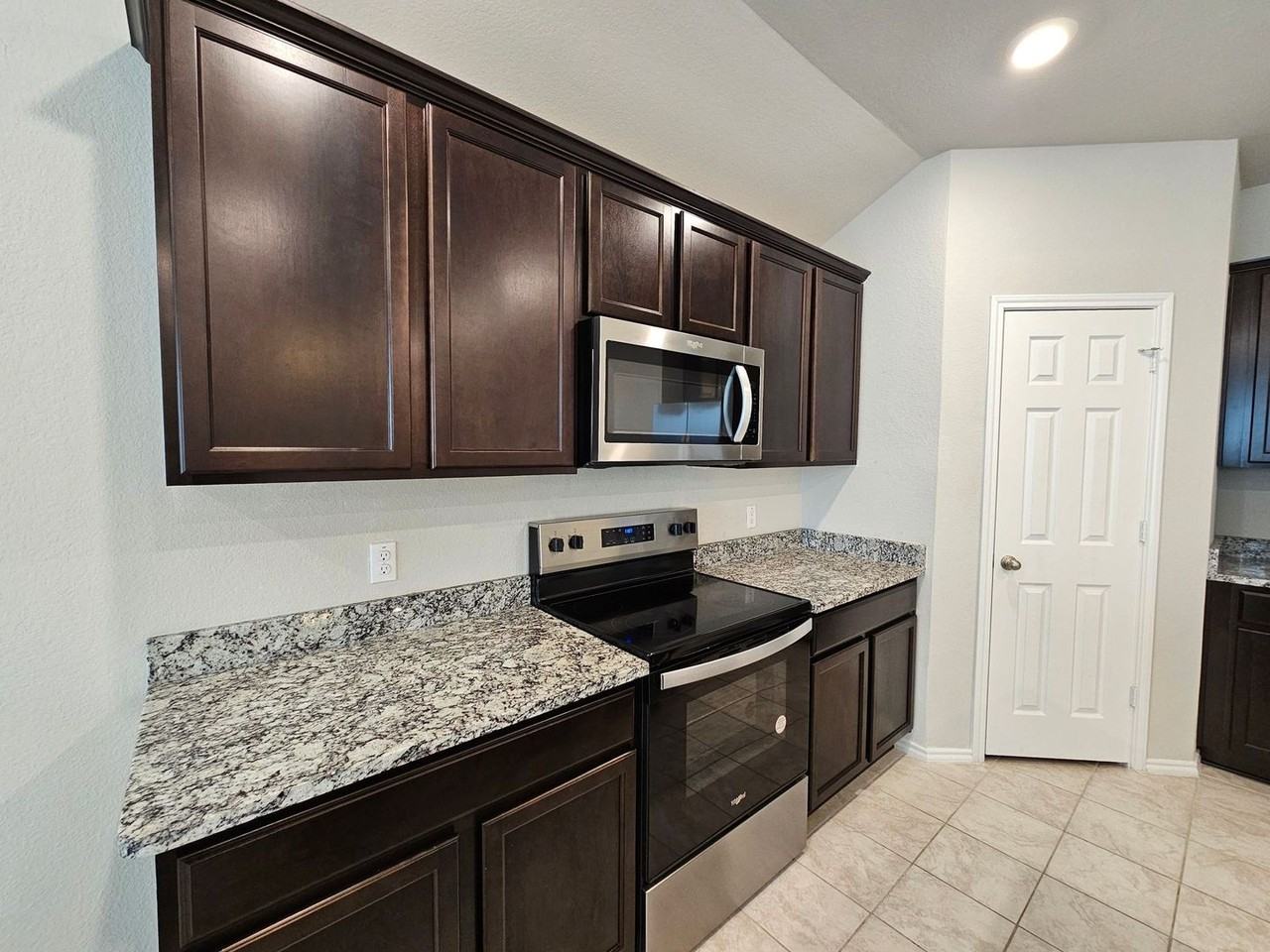 1305 Lindsey Dr - Photo 6 of 17