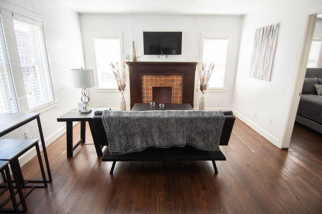 SUPER COZY APARTMENT IN THE HEART OF DOWNTOWN OKC - Photo 4 of 14