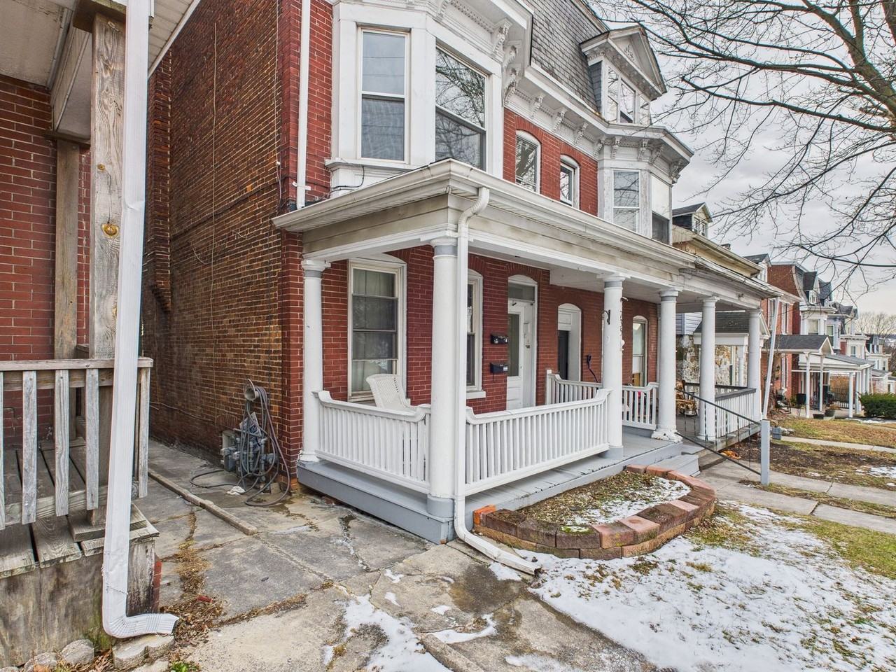 735 N George St - Photo 2 of 36