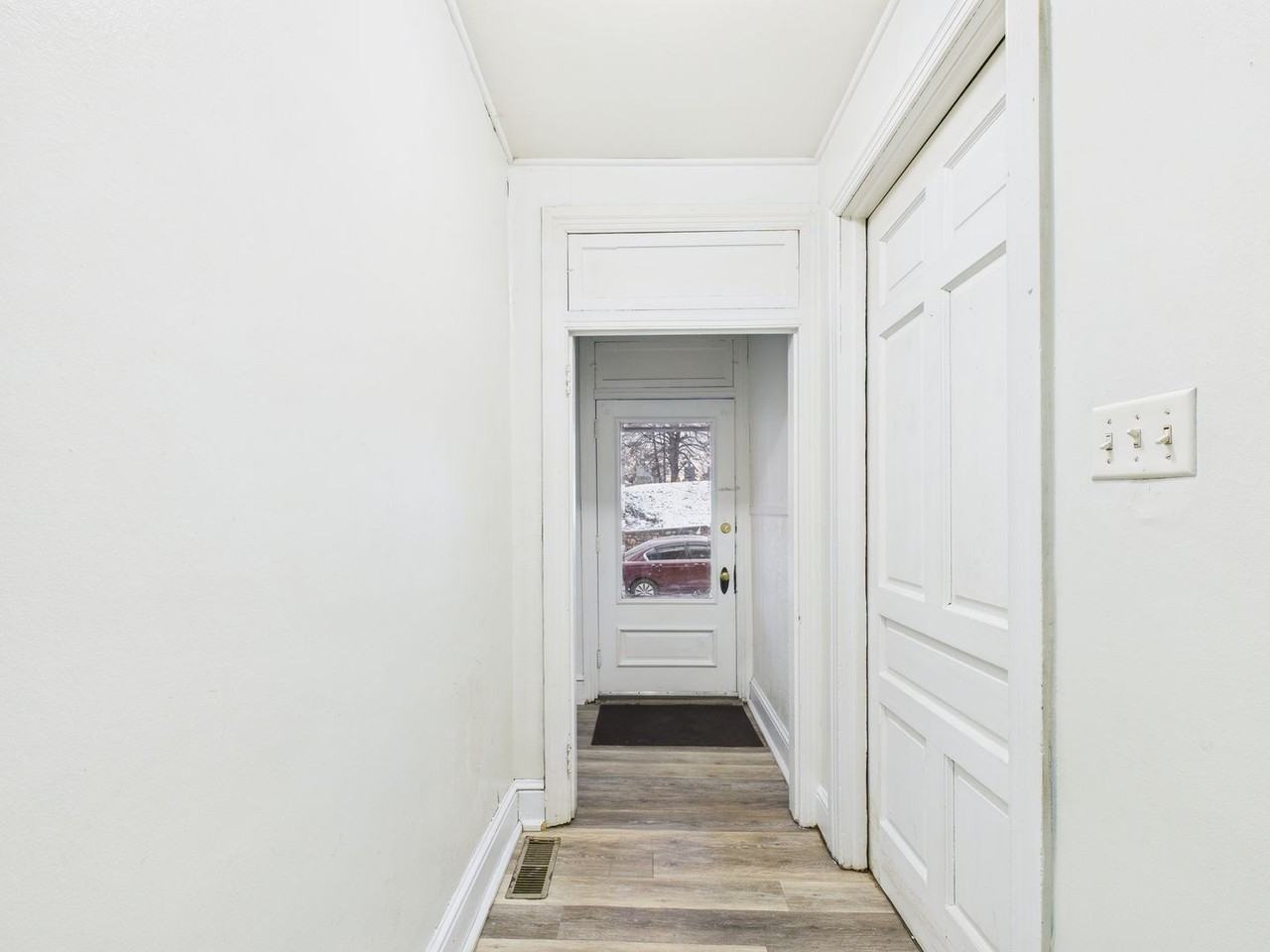 735 N George St - Photo 3 of 36