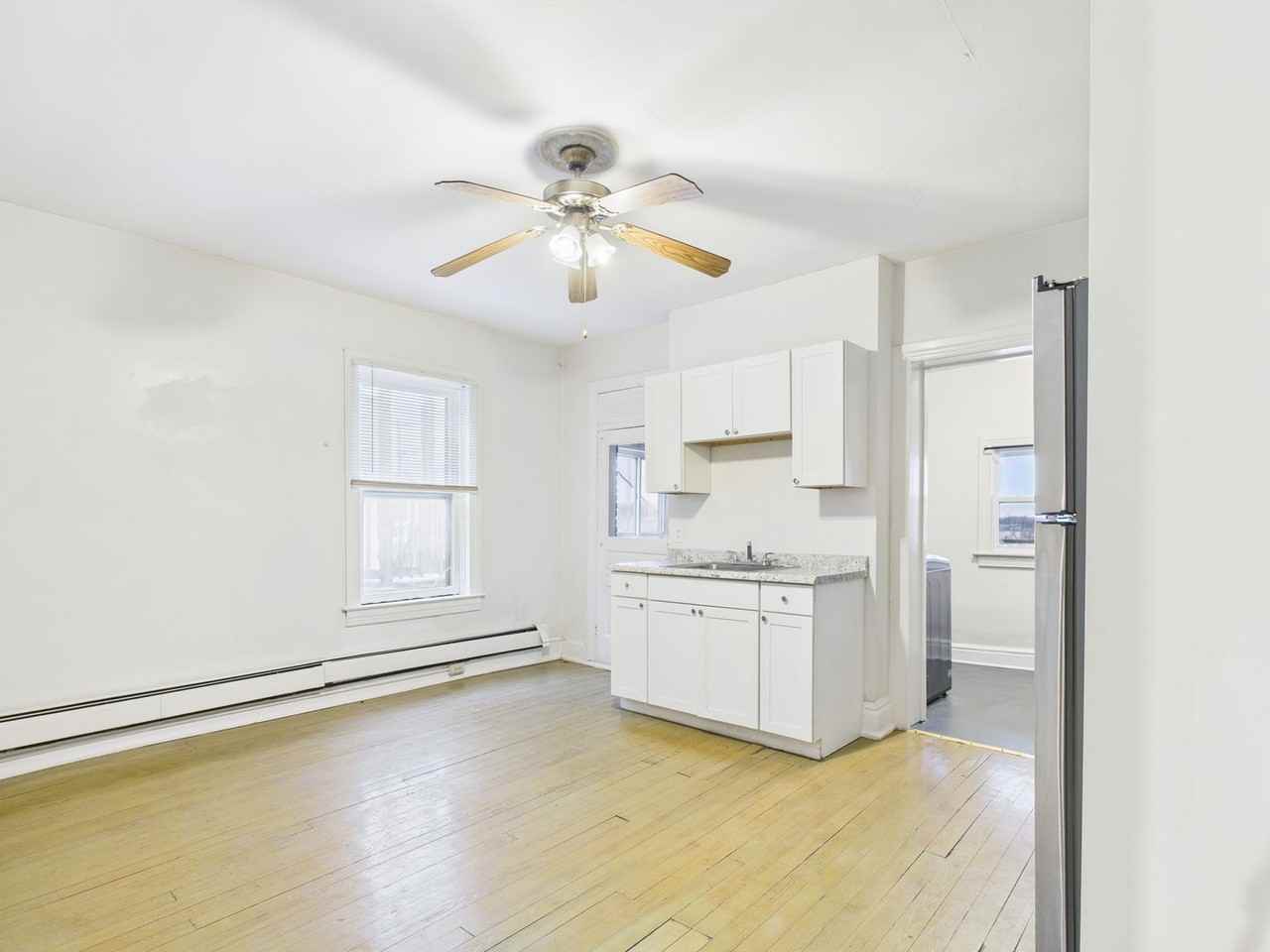 735 N George St - Photo 5 of 36