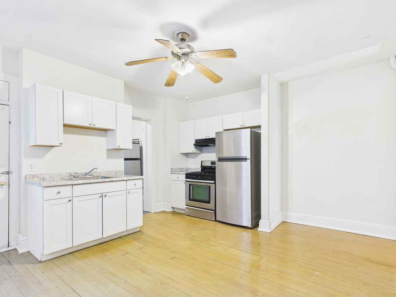 735 N George St - Photo 6 of 36