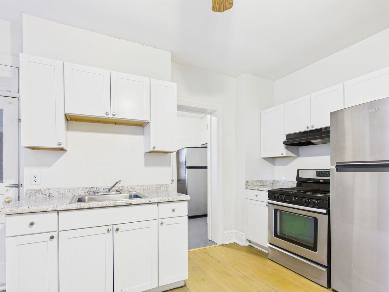 735 N George St - Photo 7 of 36