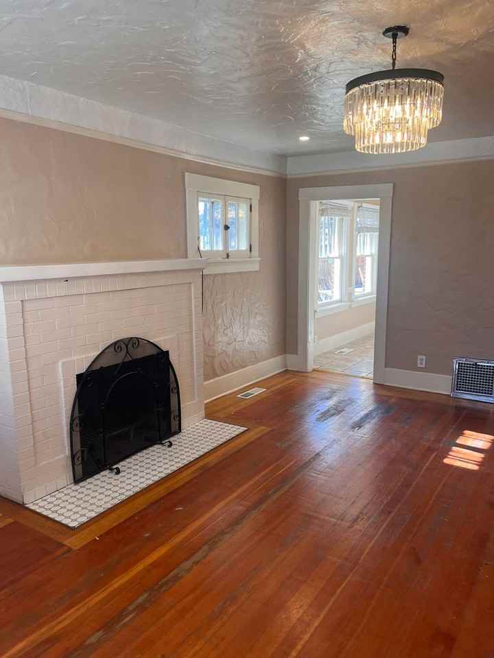 921 N Sierra St - Photo 4 of 25