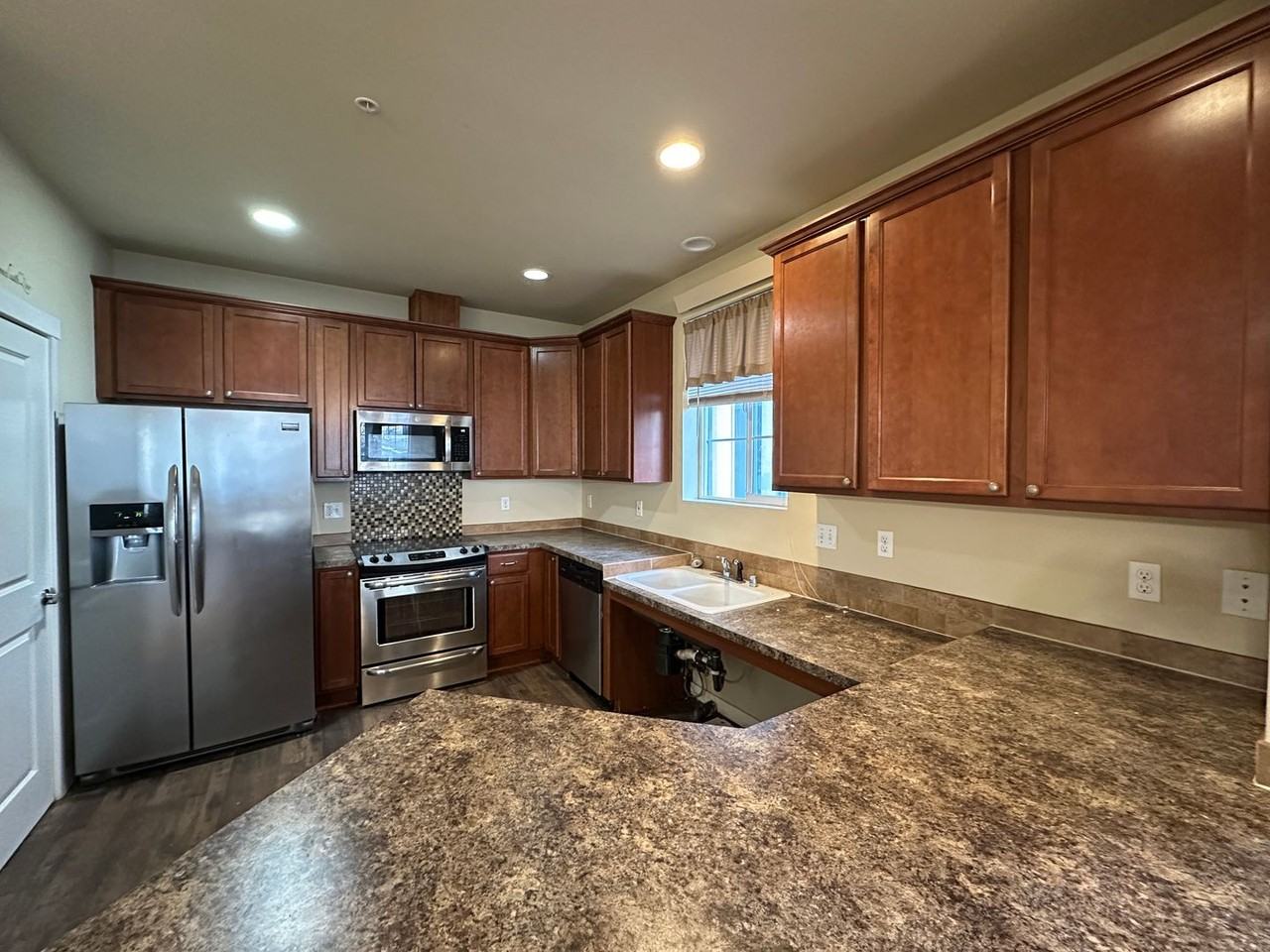 1613 Burnside Pl - Photo 4 of 12