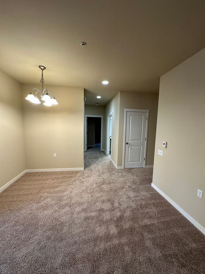 1613 Burnside Pl - Photo 5 of 12