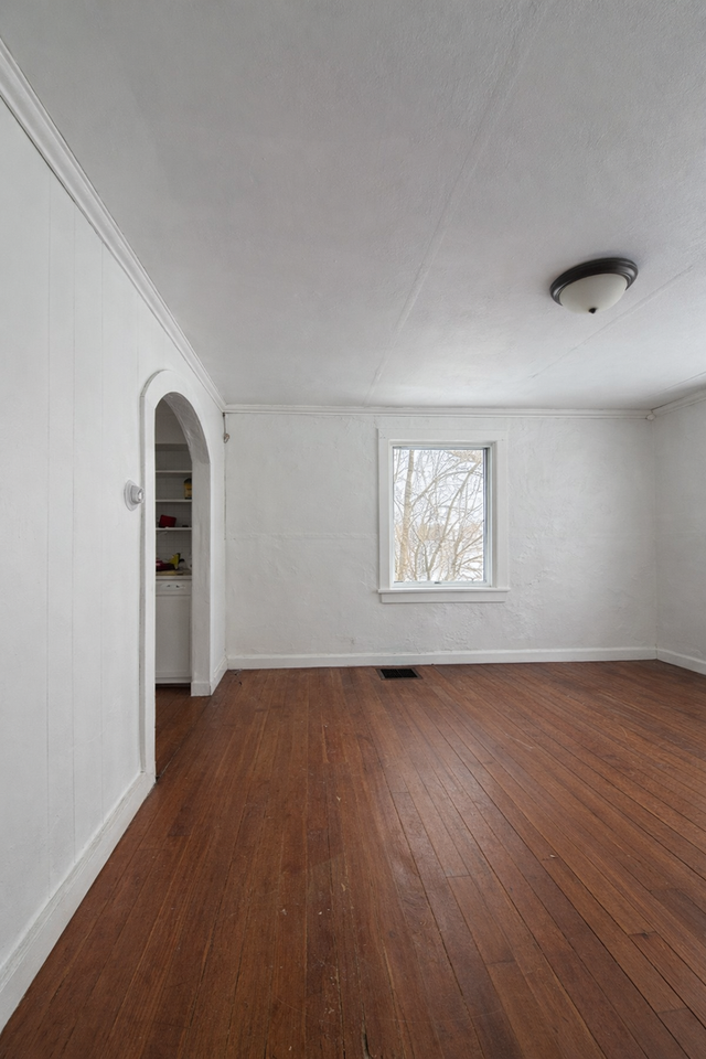 1231 Bundy Ave - Photo 3 of 13