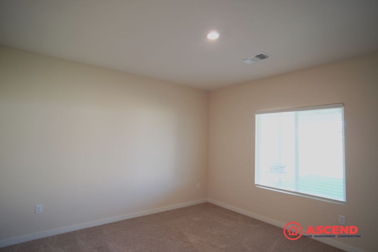 1018 Warwickshire Ave - Photo 5 of 20