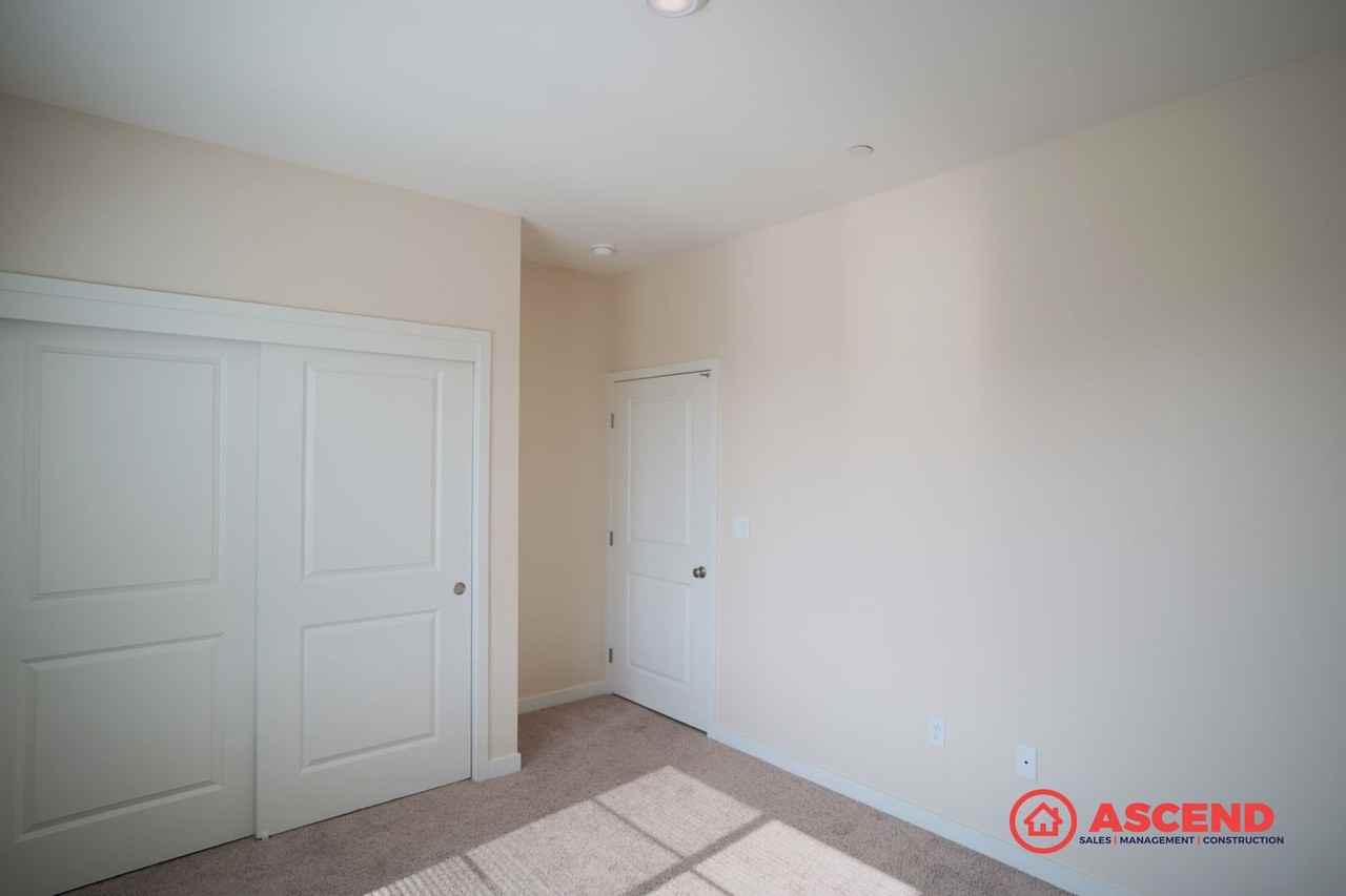 1018 Warwickshire Ave - Photo 6 of 20