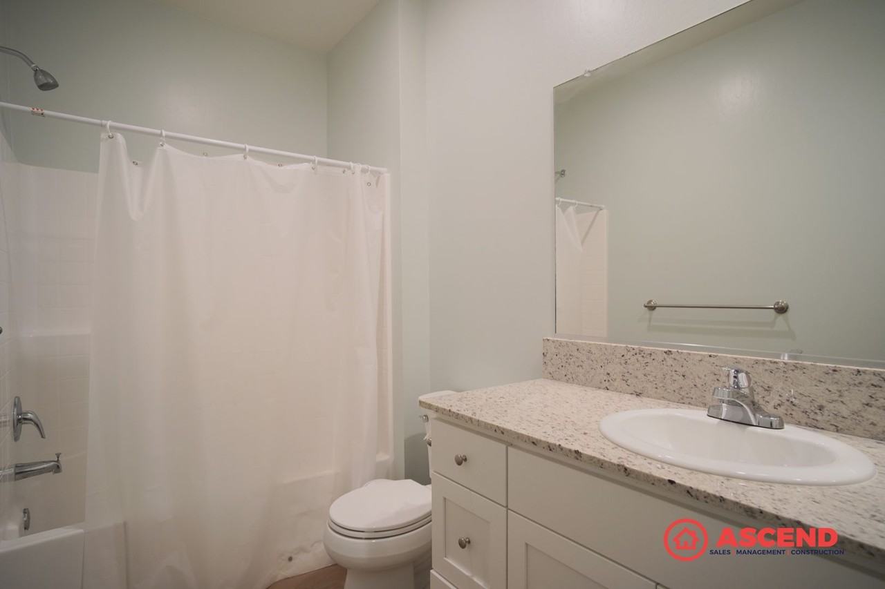 1018 Warwickshire Ave - Photo 7 of 20