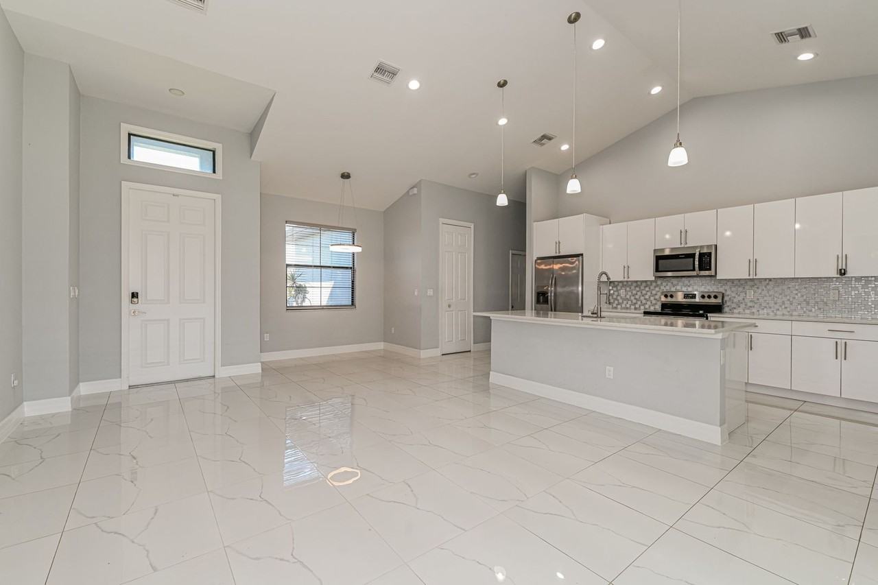 3260 29th Ave Ne - Photo 4 of 17