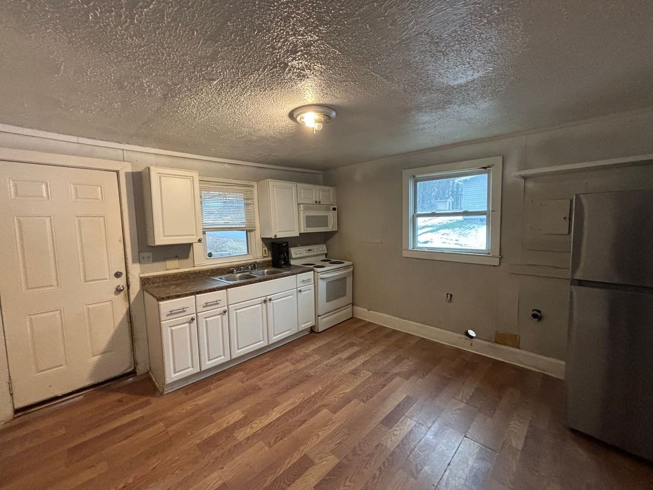 402 Pryor St - Photo 3 of 22