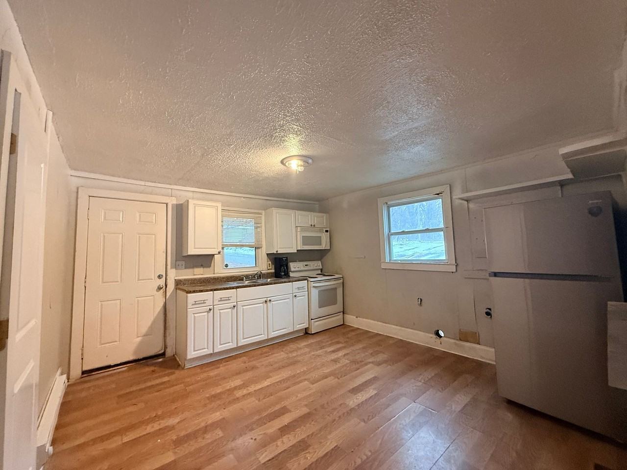 402 Pryor St - Photo 5 of 22