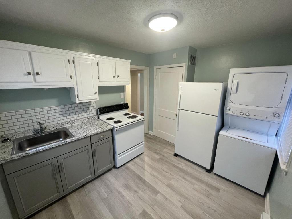 215 Carson Ct - Photo 3 of 10