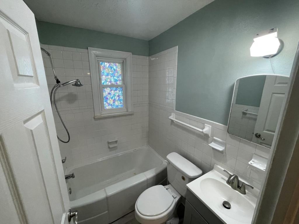 215 Carson Ct - Photo 4 of 10