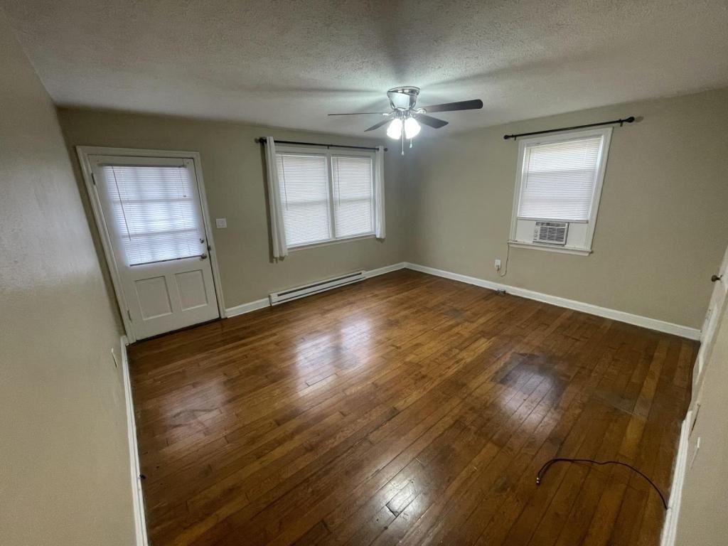 215 Carson Ct - Photo 6 of 10