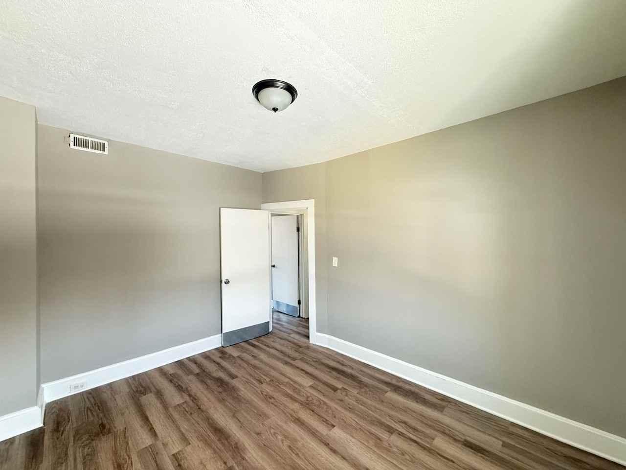 418 N East Ave - Photo 7 of 16