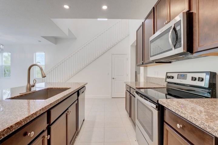 9075 Kingsmoor Way - Photo 4 of 8