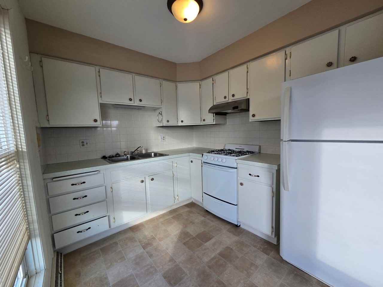 203 Eisenhower Dr - Photo 4 of 7