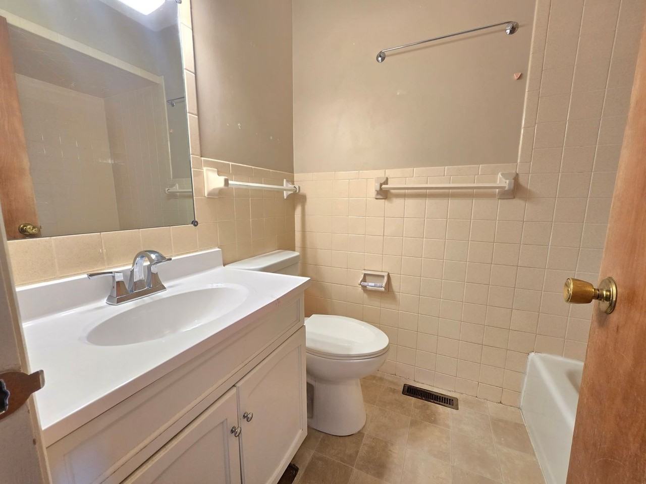 203 Eisenhower Dr - Photo 5 of 7