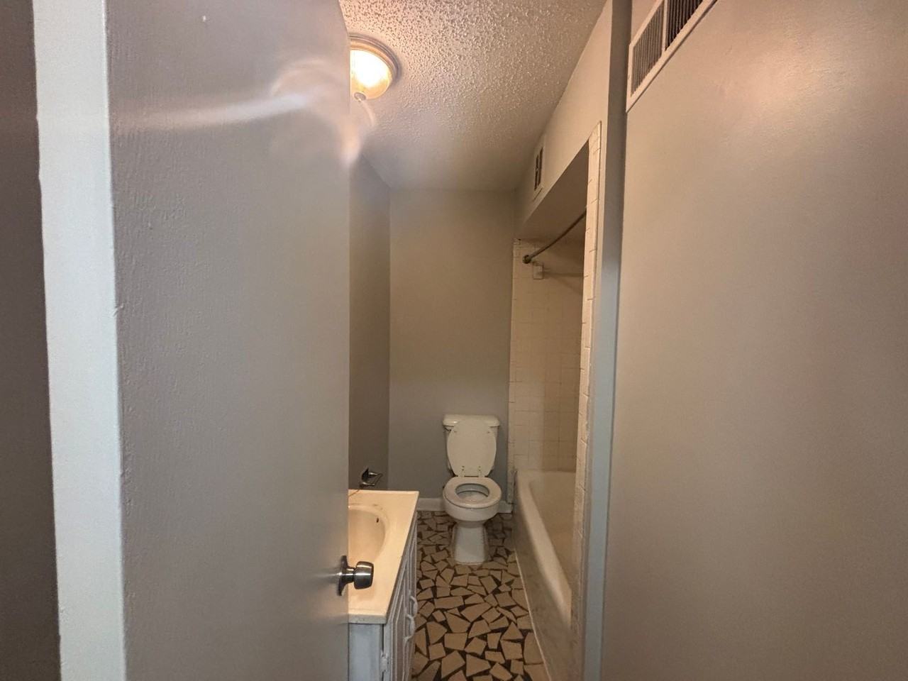 3355 Justine St - Photo 4 of 15