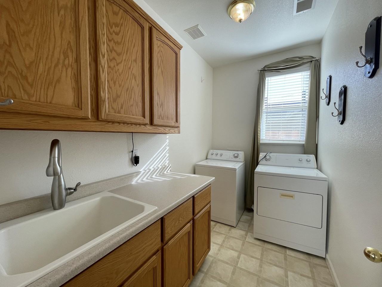 1877 Devonshire Dr - Photo 3 of 15