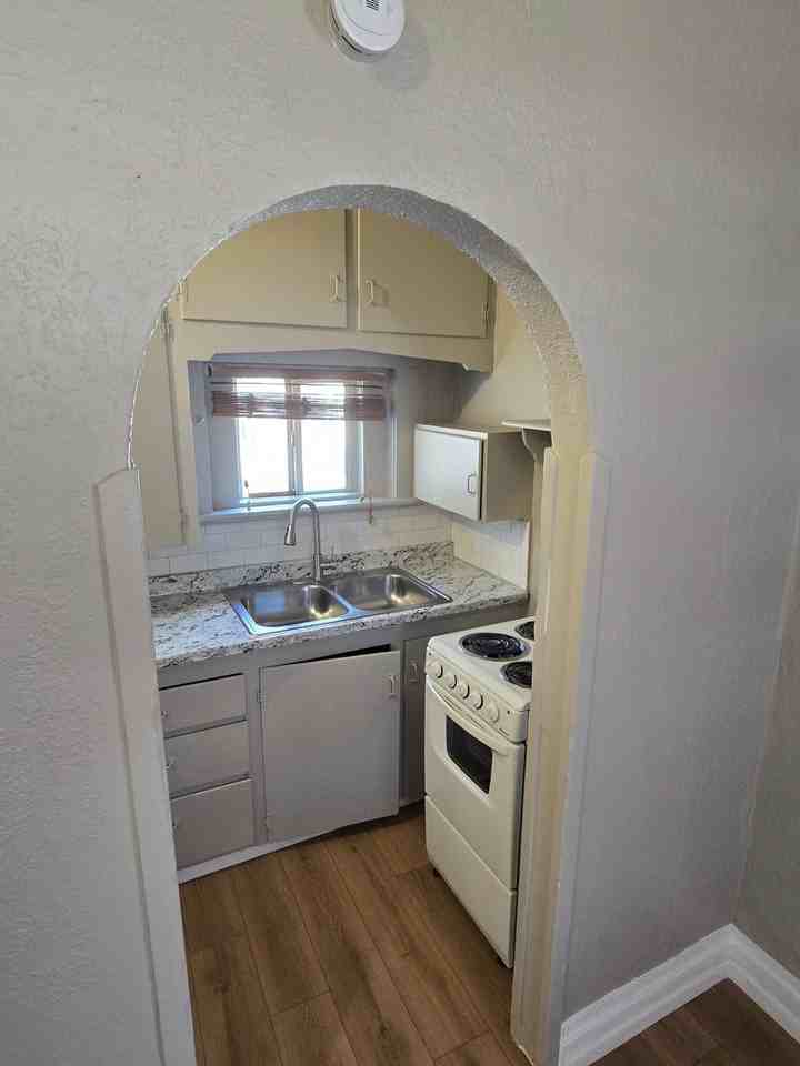 2671 Jefferson Ave. - Photo 4 of 10