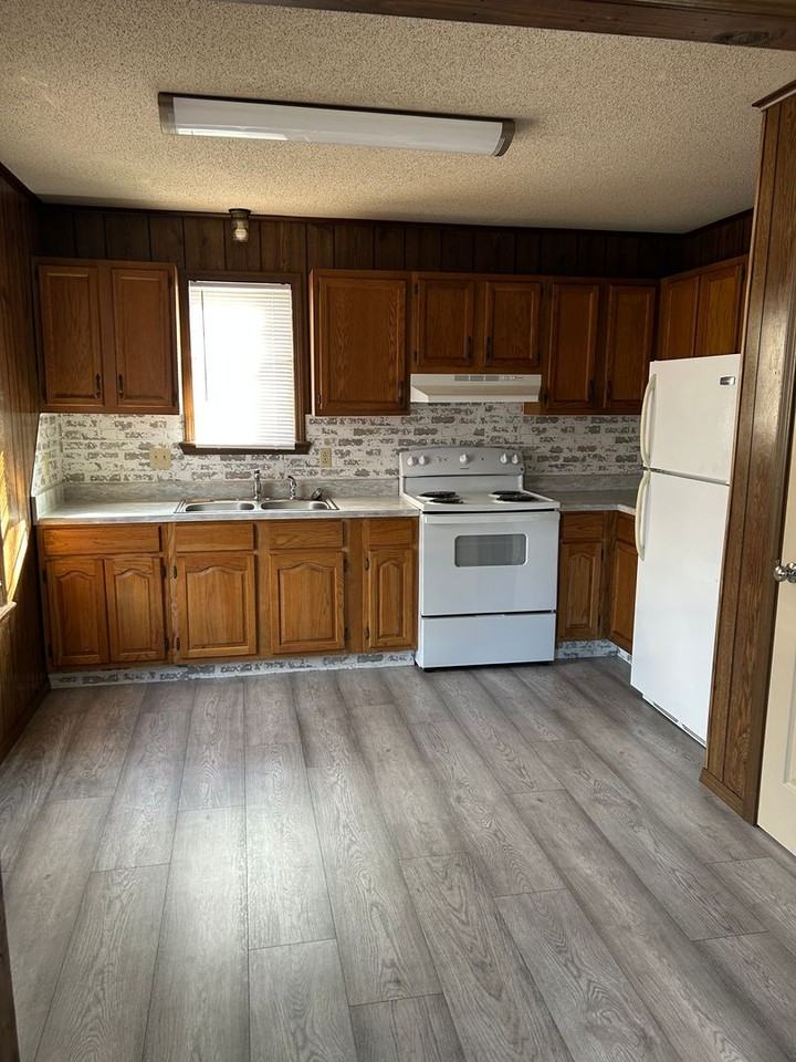 1100 S Hartford Ave - Photo 4 of 16