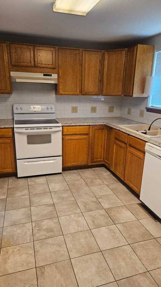 2000 Kent Ct - Photo 2 of 17